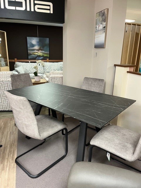 Venjakob ET158 Decor Table + 4x Dennis Chairs